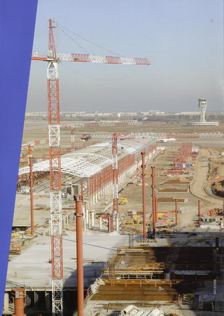 Pàgina 2 de 32 del document "Nueva Terminal Sur" editat pel Pla Barcelona (AENA) sobre la nova terminal T1 de l'aeroport del Prat
